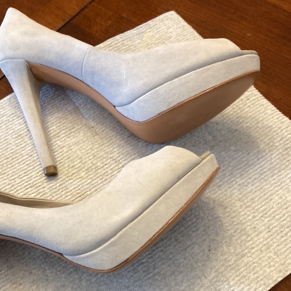 COACH LIGHT GRAY SUEDE LEATHER SELMA HEELS. NEVER WORN. GORGEOUS! SIZE 7.  NWOT - Picture 12 of 13